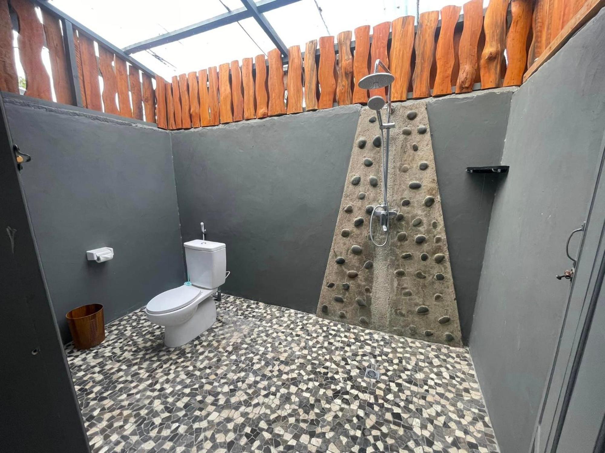 Supersuck Hotel Maluk Εξωτερικό φωτογραφία